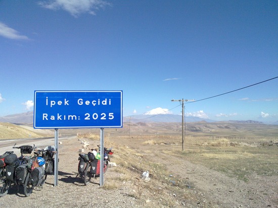 Ipek Gecidi, with distant Mount Ararat