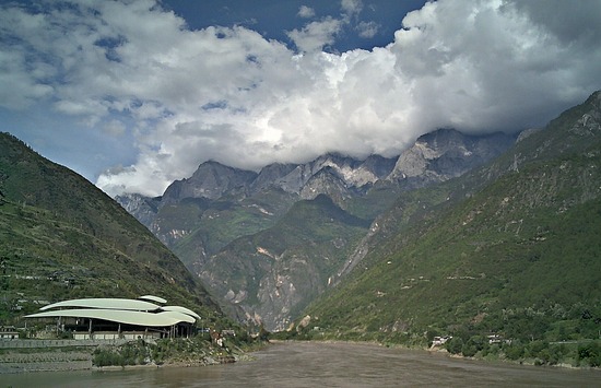Entrance to Tiger Leaping Gorge